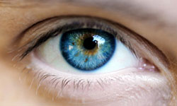 درمان تنبلی چشم به صورت کلاسیک و متداول است
